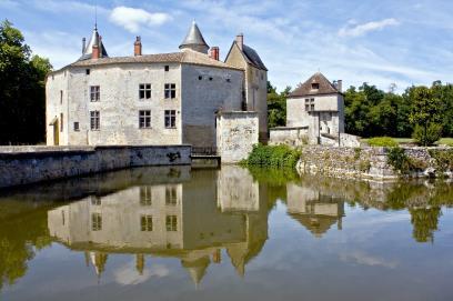 L insieme, in pietra e vetro, si estende su terrazzamenti di 8 500 m 2 in simbiosi con i celebre vigneti in collina del Château Pavie.