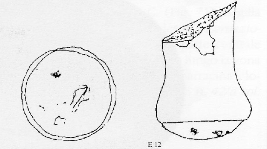 69) Argilla rosea carica di punti neri e bianchi. Conservazione: fr. 1 di base affusolata con orlo terminale - h. 6, largh. 5 -, tipo molto raro. Provenienza: Colamarina. (Inv.