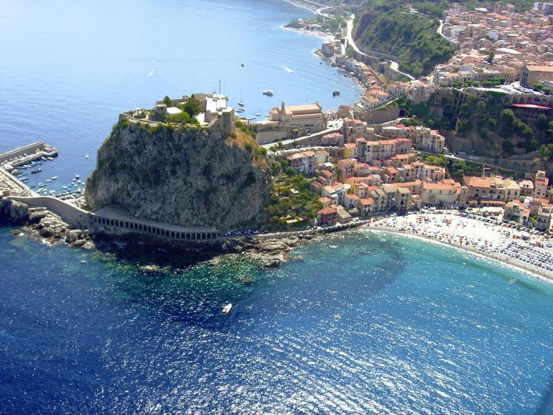 pesce spada, primo ingrediente di uno dei più pregiati piatti calabresi) godendo della spettacolare vista di Scilla che sovrasta il piccolo borgo di Chianalea. Rientro in albergo.