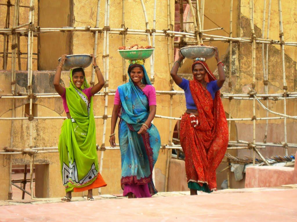 Nella parte più a Sud che affonda la punta nell oceano ancora vive l India più autentica. È il Tamil Nadu, il Paese dei Templi, patria della cultura dravidica.