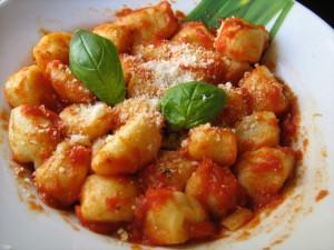 GNOCCHI DI RICOTTA Una ricetta trovata sul blog adessosimangia, il risultato è davvero ottimo, sono buonissimi: Ingredienti per 4 persone: 400 g di ricotta di pecora fresca 2 uova 200 g di farina +