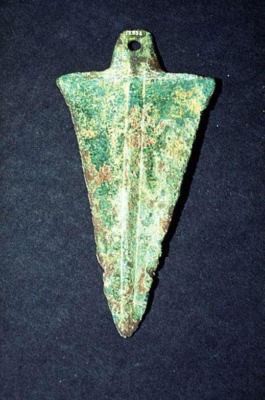 I pugnali in Rame Dalla necropoli di Remedello provengono 5 pugnali in rame 3 appartengono al tipo di Remedello a lama triangolare base rettilinea e codolo