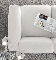 La forma soffice di questo divano è caratterizzata dai cuscini imbottiti in gomma poliuretanica a densità differenziata e piuma sterilizzata_ DAYTONA sectional sofa with leather or fabric covers.