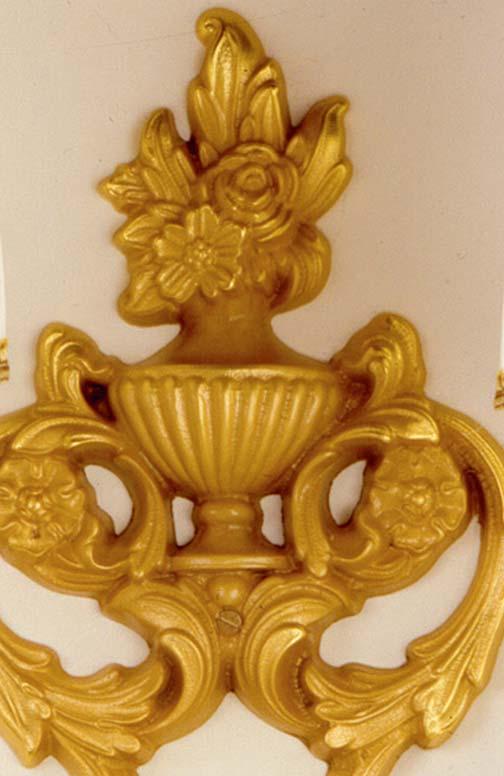 E 14 Applique in fusione di ottone dorata in oro fino patinato antico. Wall lamp made of fine gold plated patinated casting brass. h. (height) cm. 50 largh. (width) cm.