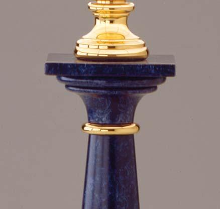 Paralume avorio con bordure in tinta. Table lamp made of blue painted wood with gold -plated brass details.