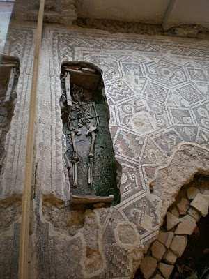 APRILE Sabato 22 aprile Rimini Domus del Chirurgo e centro storico La Domus del Chirurgo fu scoperta nel 1989.