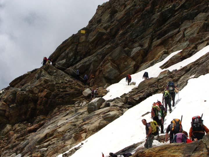 all ultima cordata e ci sprona a salire. L ora massima stabilita per arrivare in cima (10.30) si sta avvicinando inesorabilmente.