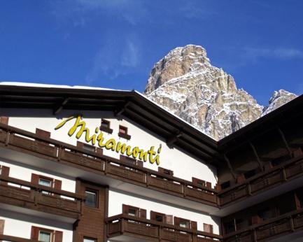 L'hotel affaccia sul celebre Gruppo Sella: oltre 500 km di piste da scisempre innevate che attraversano ininterrotte Canazei, Arabba e Selva di Val Gardena.