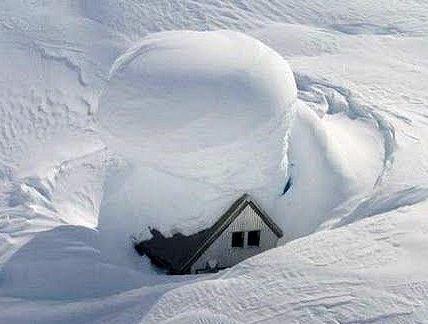 AZIONI SULLE COSTRUZIONI: LA NEVE Il carico neve si calcola mediante la seguente espressione: q s i q sk C E C t carico neve sulla copertura coefficiente di forma della copertura coefficiente di