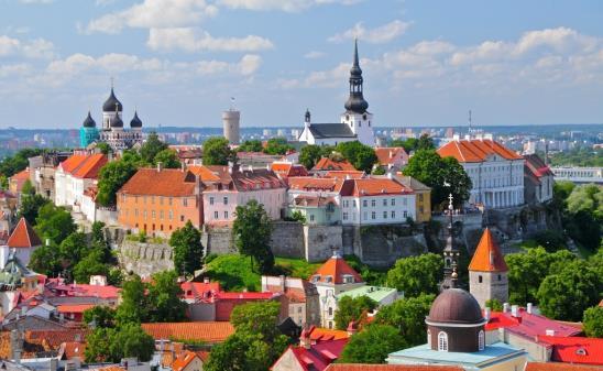 Giorno 4 Tallinn Visita panoramica di Tallinn di 3h con bus riservato e guida in italiano Durante il tour vedremo la parte alta della città con la Collina di Toompea, il Duomo protestante in stile