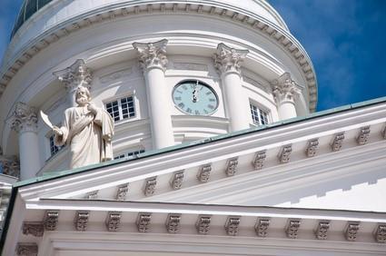 italiano La Piazza del Senato, dominata da tre costruzioni progettate dall'architetto Engel: la Chiesa del Duomo, la Sede del Governo e la Sede centrale dell'università.