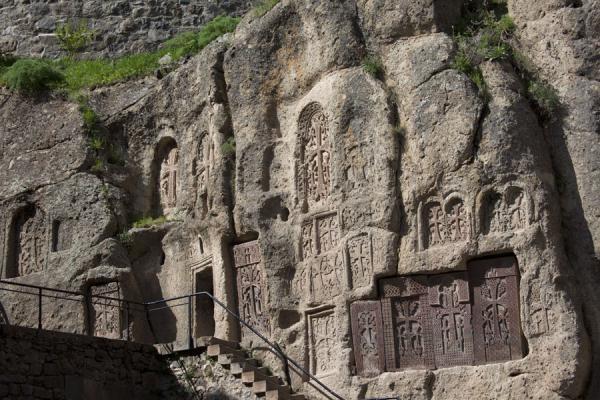 Pranzo e visita del meraviglioso complesso monastico di Novarank con le sue chiese di Astvatsatsin e di San Karapet costruiti in spettacolare posizione sulla cima di un precipizio dove tutti i