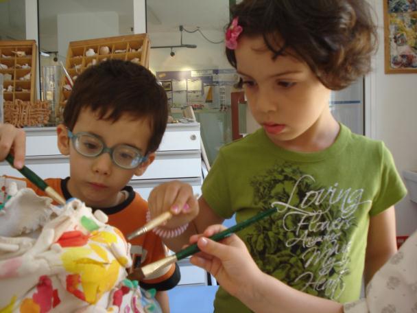 piccole sulla creta e ho bagnato le conchiglie con la barbottina e il