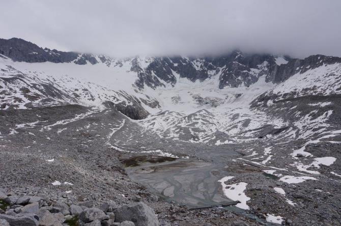 Fig. 23 a, b. Il ghiacciaio del Venerocolo (Adamello) il 14.06.2015 sopra (foto P. Pagliardi) ed il 26.07.2015 (foto F. Rivetti).