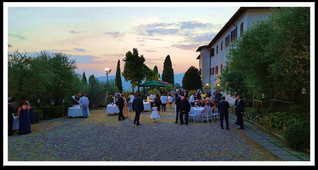 ...il Chiostro e le Terrazze Nella bella stagione è a Vostra disposizione un incantevole e romantico Chiostro