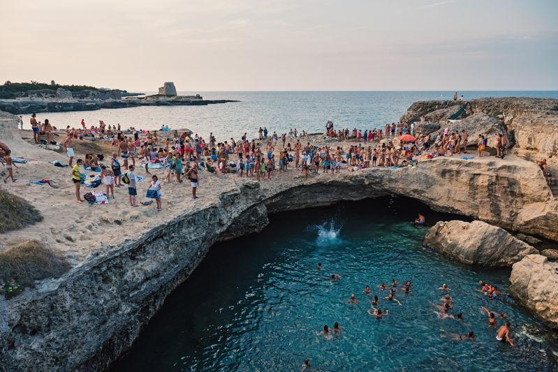 DESCRIZIONE: Posto di fronte alla Grotta della Poesia a Roca, suggestiva location, annoverata tra le dieci piscine naturali più belle al mondo, l Oasis Park Hotel si presenta come un elegante