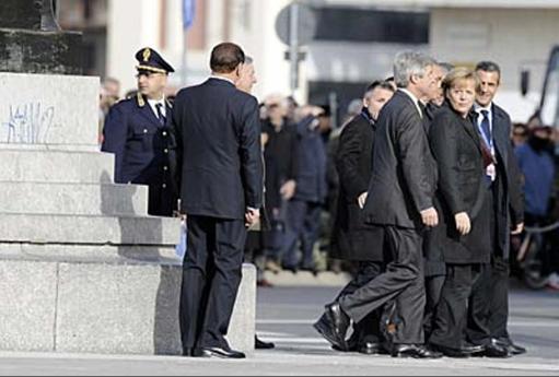 3 Sb fa cucù ad Angela Merkel, Trieste 2008 Queste tre prime foto mostrano tre aspetti dell uomo: padre giovanile, allenatore di corpo e mente, scherzoso e impudente (uso