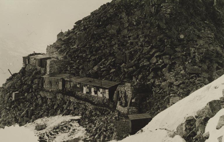 5 Baraccamneti a Passo Castellaccio baldi, ma qui gli alpini riuscirono a resistere. Il 25 Agosto gli italiani attaccarono su tutta la linea Tonale-Mandrone.
