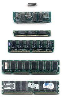 condensatori elettrolitici, transistor, resistenze, e slot PCI Memorie RAM.