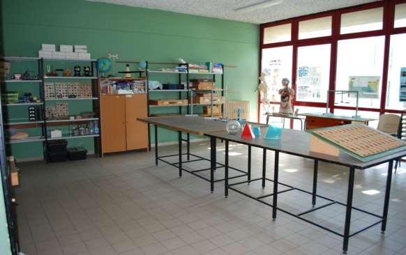 IL LABORATORIO DI SCIENZE E MATEMATICA Nel laboratorio,ampiamente attrezzato,