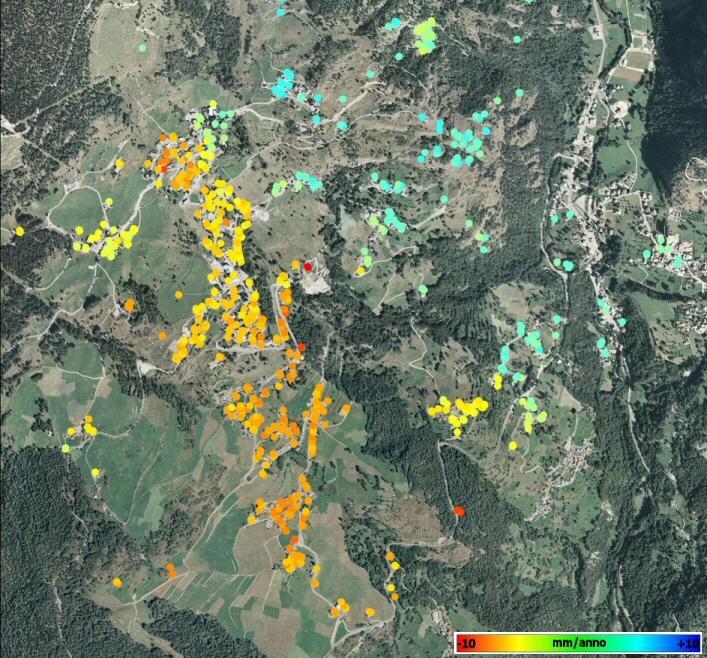 Figura 34: Visualizzazione dei dati PS su un versante esposto verso E soggetto a movimenti con elevata componente orizzontale in direzione E-W: (sx) campo di velocità dei PS rilevati in geometria