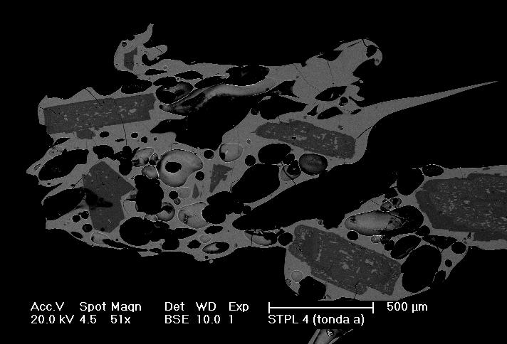 Il magma è un materiale fuso formato da una miscela di una fase liquida, fasi solide