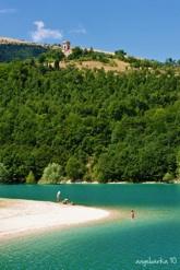 Si trova in una conca circondata da bellissime colline e ai piedi dei Monti Sibillini, a 685 metri. Le acque cristalline sono blu intenso. Sono numerosi i sentieri e le escursioni.