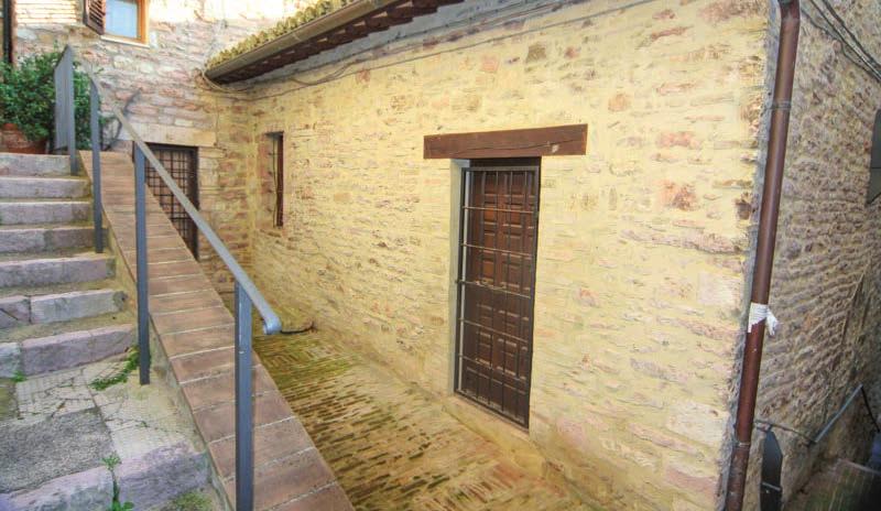 Detached house of 180 sqm completely covered by stone, with a big