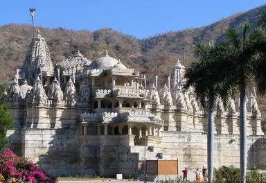 cima alle quali torreggiano fortezze dalle mura merlate. Si vedranno il palazzo di città del Maharaja con il suo museo e l'osservatorio astronomico Jantar Mantar.