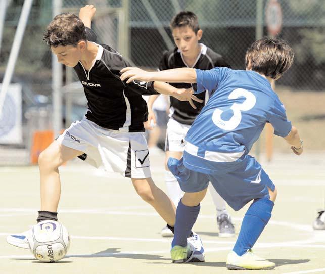 Subito dopo le gare hanno inizio. I bambini mettono in campo tutto il loro agonismo, una esultanza composta in occasione di un gol e quei sorrisi innocenti che valgono molto di più di una vittoria.