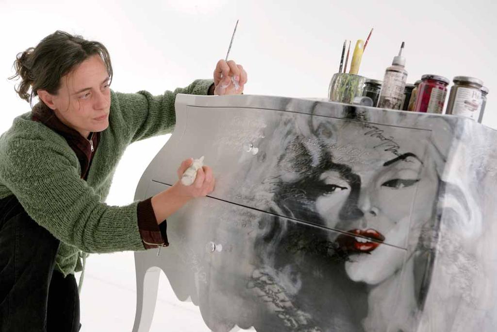Gli interventi pittorici sui pezzi sono stati eseguiti dall artista Sabina Gaetani. Tecnica di esecuzione: dipinto unico in tecnica mista a colori acrilici.
