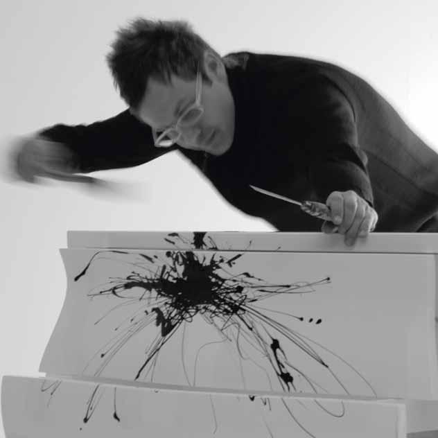 Les interventions graphiques et gestuelles sur les objets ont été réalisées par l artiste Marco Minotti.