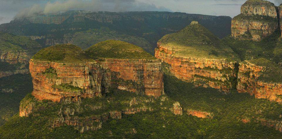 Sono previste diverse le soste per ammirare il Blyde River Canyon, il più grande del Sudafrica e l unico verde al mondo, le affascinanti formazioni geologiche di Bourke s Luck Potholes, createsi