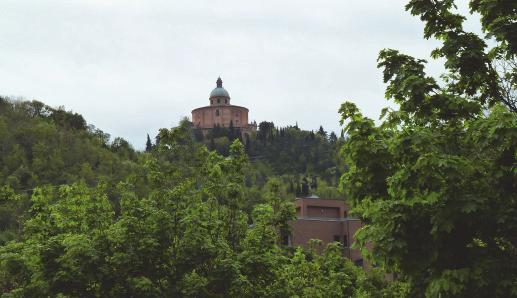 Alle pendici del Monte della Guardia si trovano il parco di Villa Talon (Casalecchio di Reno), la chiesa di San Martino, Villa Ghidini e Villa Paolina.