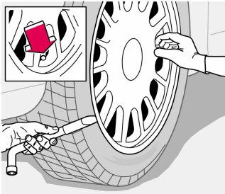 07 Ruote e pneumatici Sostituzione dei pneumatici Estrazione della ruota di scorta Esporre il triangolo di emergenza se si deve sostituire una ruota in un luogo trafficato.