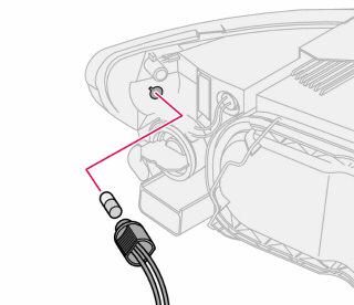 Rimuovere la lampadina a incandescenza dal portalampadina premendola e ruotandola in senso antiorario.