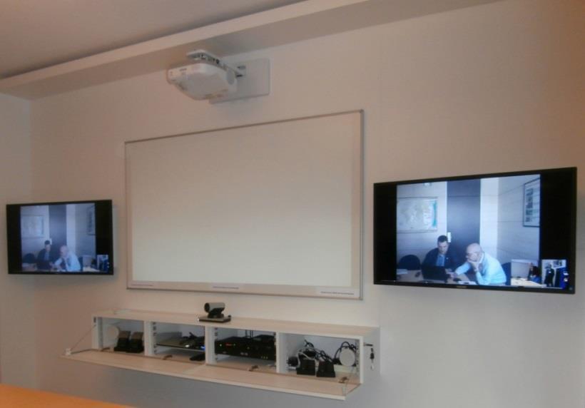 Fedex Sala conferenze Fornitura: parete attrezzata con videoproiettore a ottica ultra corta per le
