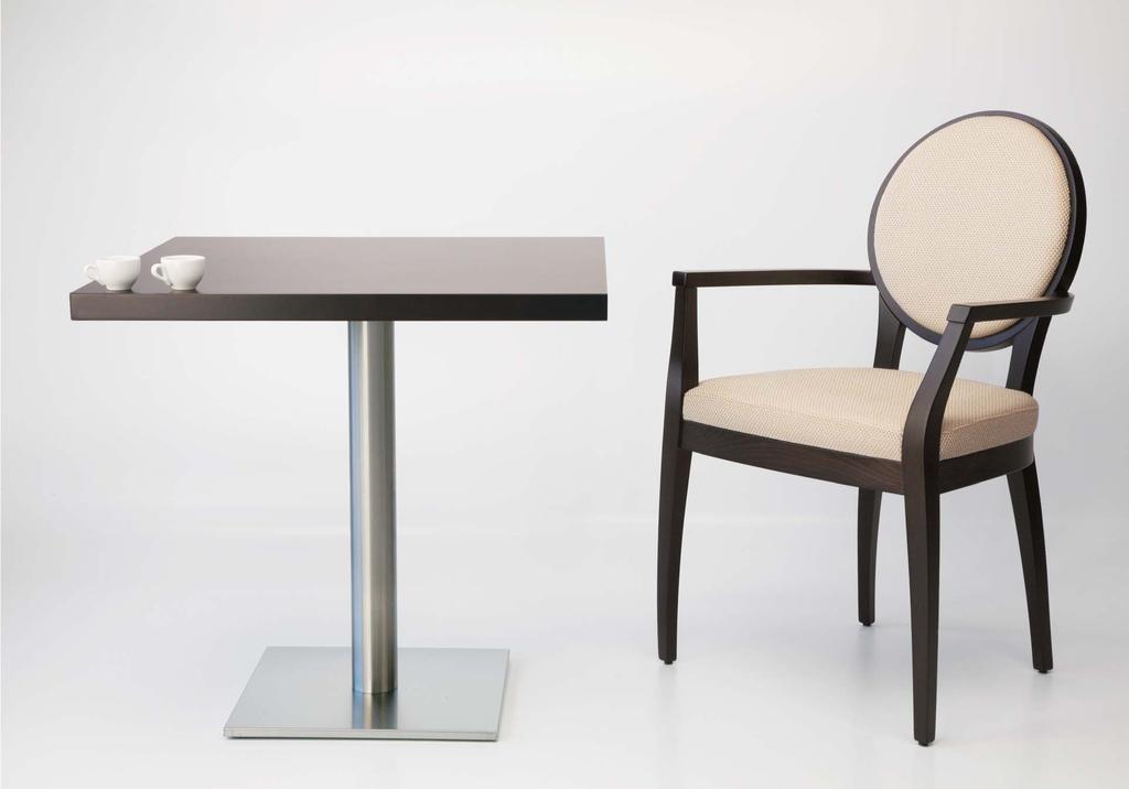 moon table È parte della collezione MOON anche un tavolo con piano in faggio impiallacciato e base centrale in