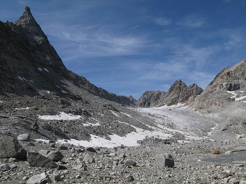 38 anni stabile a -341 m. Veduta generale del ghiacciaio e dell acuminata Grande Uja di Ciardoney (3325 m) dalla stazione fotografica S2.