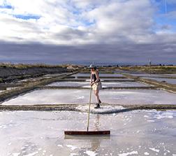 IL OTERE MILLENARIO dell Acqua Madre L ACQUA MADRE: UN CONCENTRATO NATURALE DI VITA L acqua Madre è l acqua che rimane nei bacini dopo l evaporazione.