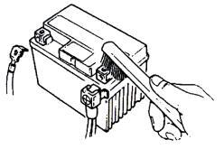 Che altri cavi non interferiscano con quello dell acceleratore. regolazione Controdado ISPEZIONE E MANUTENZIONE BATTERIA Questo scooter è equipaggiato con una batteria a manutenzione zero.