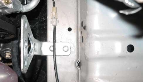 Effettuare 2 fori di Ø 9mm in corrispondenza dei fori della staffa, montare i 2 rivetti filettati sulla carrozzeria e la staffa come come riportato in F4.