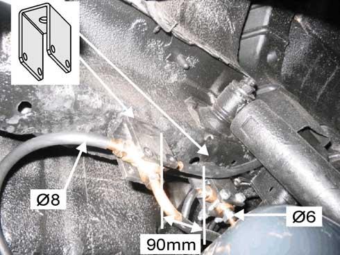 Particolare del montaggio dei raccordi gas alta pressione posizionati sul longherone posteriore, lato passeggero vicino all ammortizzatore.