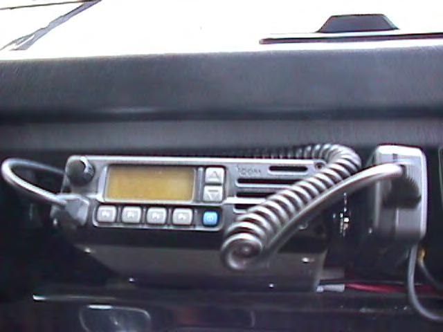 Gli Apparati Veicolari La radio veicolare e costituita da un apparato identico a quello delle stazioni fisse.