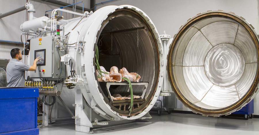 COMPOSITI: Polimerizzazione L autoclave è un serbatoio nel quale è possibile variare temperatura e pressione, nonché mantenere il vuoto all interno del sacco.