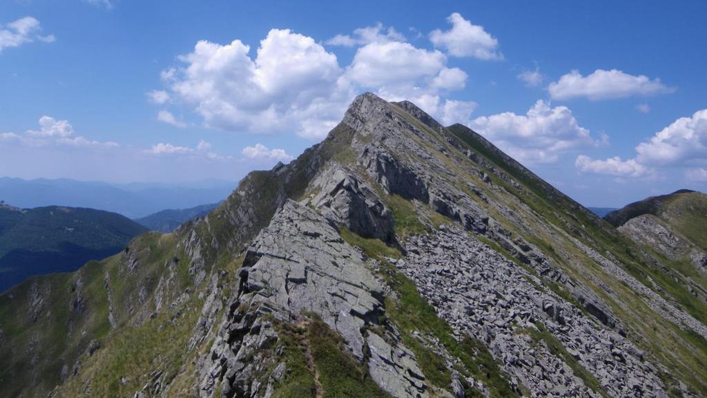 Groppi di Camporaghena Vai alla Fotogallery Lago Paduli Monte Acuto Sella di monte Acuto Groppi di Camporaghena Sella di Punta Buffanaro Punta Buffanaro Rifugio Città di Sarzana Lago Paduli Data