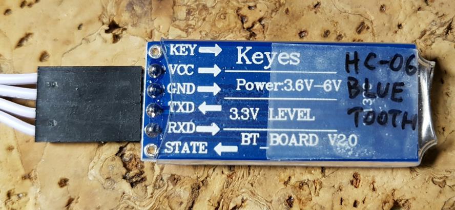 Comunica con Arduino tramite una porta seriale, quindi un filo TX e un filo RX. Questi due segnali seguono lo standard CMOS a 3.