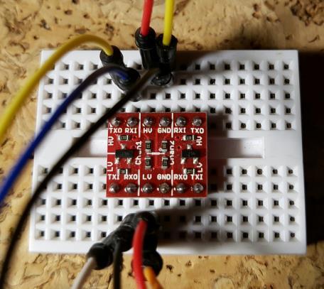 3V e trasforma i segnali a 3.3V dalla schedina ai 5V richiesti da Arduino.