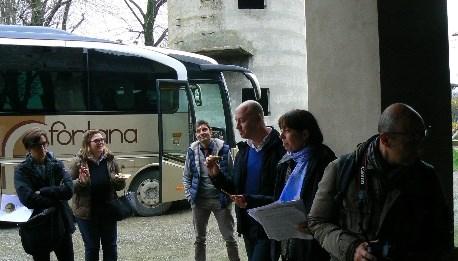 Si discute con Carlo Burini sul condizionamento della presenza di ghiaia in relazione all analisi floristica dei prati, alla risposta dei suoli e delle piante all