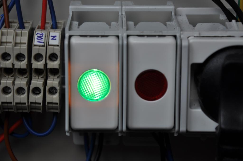 3.3.4 Spie luminose I 2 indicatori luminosi (1 rosso e 1 verde) posti sul nostro quadro elettrico ci permettono di capire quando la temperatura dell acqua all interno